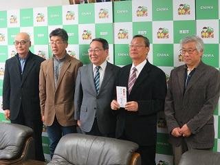 恵庭かのな協同組合の桑山理事長ら4人と原田市長が記念撮影している写真