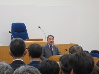 「平成29年仕事納めの会」にて挨拶をしている原田市長の写真1