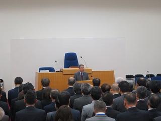 「平成29年仕事納めの会」にて挨拶をしている原田市長の写真2