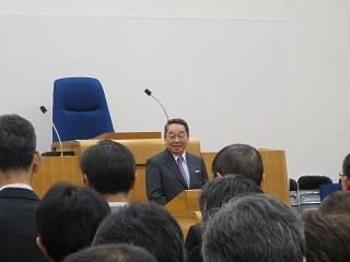 「職員新年交礼会」にて挨拶をしている原田市長の写真2
