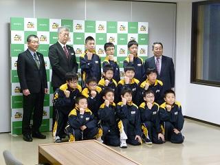 恵み野ミニバスケットボール少年団の男子チームと原田市長が記念撮影している写真