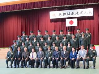 島松駐屯地成人式参加者と記念撮影している写真