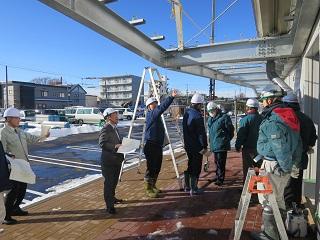 複合施設「えにあす」工事現場を視察する原田市長の写真2