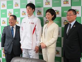 バスケットボール男子19歳以下の日本代表のキャプテン三上侑希さんと記念撮影している写真