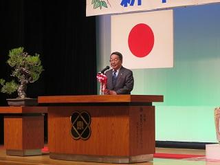 「恵庭市新年交礼会」にて挨拶をしている原田市長の写真