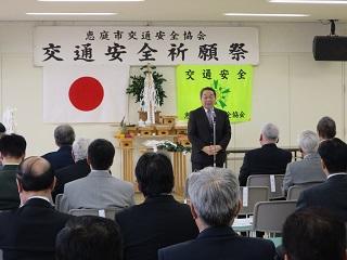 「交通安全祈願祭」にて挨拶をしている原田市長の写真