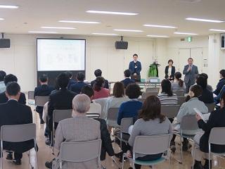 「認知症サポーター養成講座」にて挨拶をしている原田市長の写真1