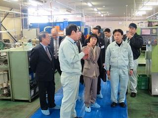 高橋はるみ知事と共に工場を視察する原田市長の写真