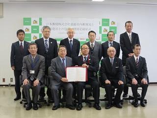 日本郵便株式会社の恵庭市内郵便局と包括連携協定を締結後に記念撮影している写真