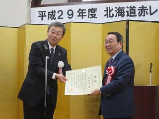 『北海道赤レンガ建築奨励賞』を受賞し、表彰状を受け取る原田市長の写真
