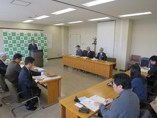 「平成30年度予算案記者発表」挨拶をしている原田市長の写真1
