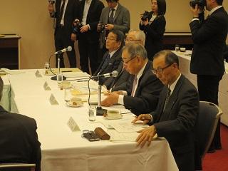 「連携中枢都市圏の形成に向けた会議」にて挨拶をしている原田市長の写真