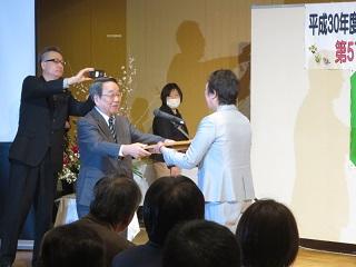 第51回花壇コンクールにて入賞した方に表彰状を授与している原田市長の写真