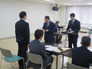 中小企業振興部会の方へ委嘱状を交付する原田市長の写真