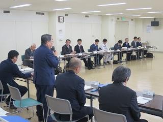 「恵庭市中小企業振興審議会」にて挨拶をしている原田市長の写真
