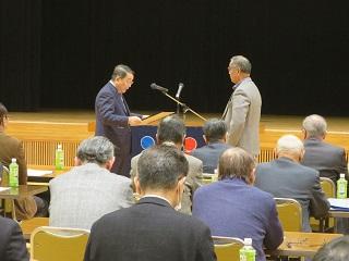 永年勤続者へ感謝状を贈呈する原田市長の写真