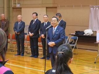 「球技大会女子ミニバレーボール大会」にて挨拶をしている原田市長の写真2