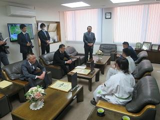 第1回ジャパンアスリートカップにおいて、上野空大君と森山怜香さんが入賞したことを原田市長へ報告をしている写真