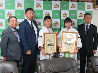 入賞賞状を手に上野空大君と森山怜香さんと原田市長が記念撮影している写真
