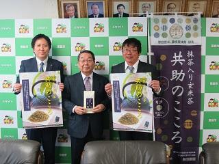 島田農園の島田達哉代表と原田市長が記念撮影している写真