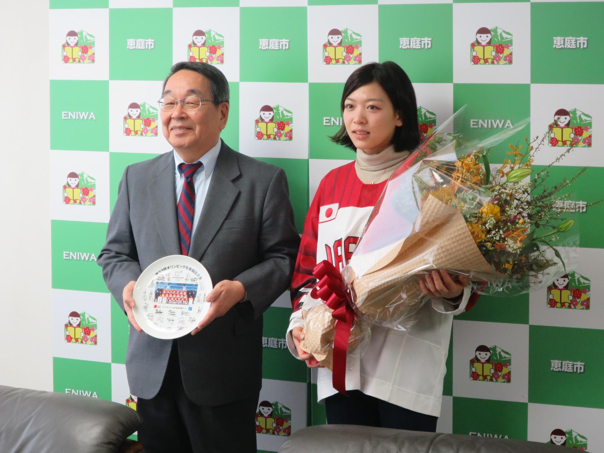 アイスホッケー女子日本代表でスマイルジャパンの一員の高涼風選手と原田市長が記念撮影している写真
