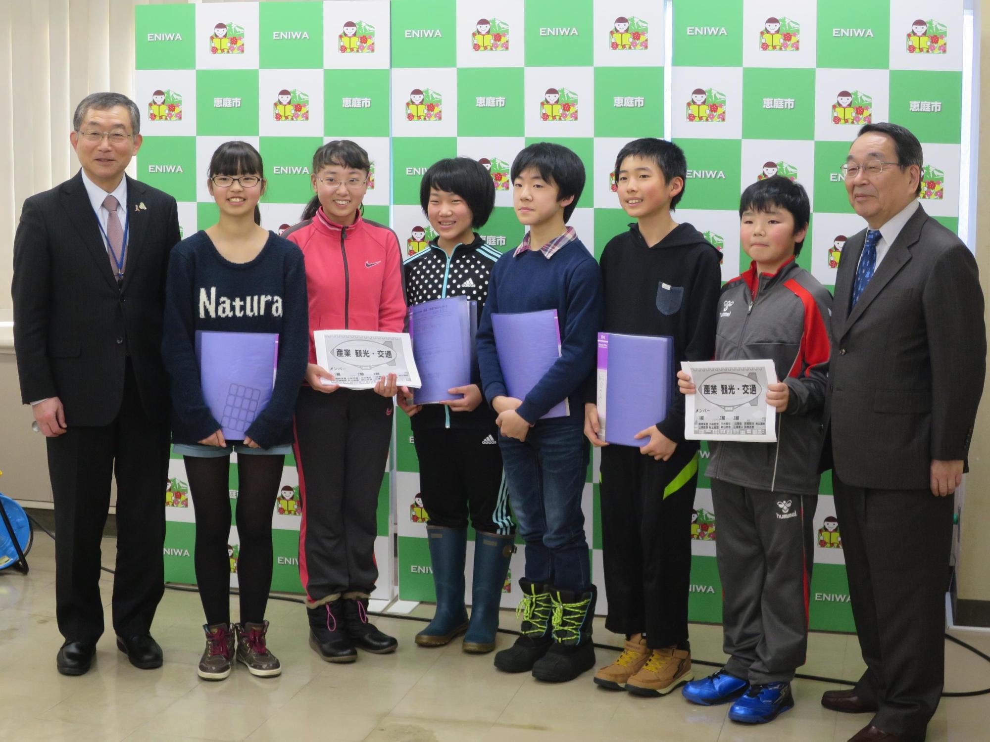若草小学校6年生の代表6人と原田市長が記念撮影している写真