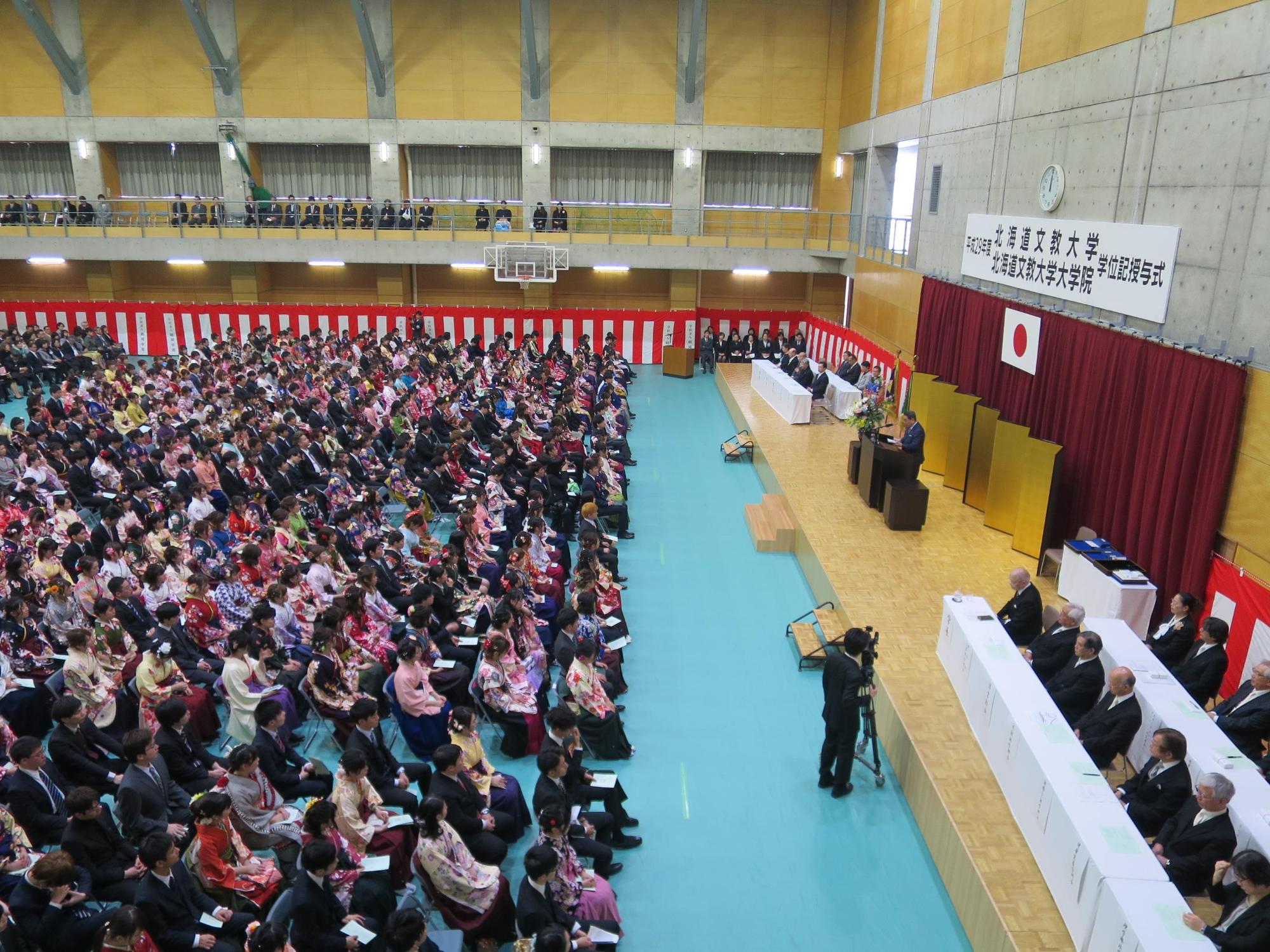 「北海道文教大学・大学院学位記授与式」にて挨拶をしている原田市長の写真1
