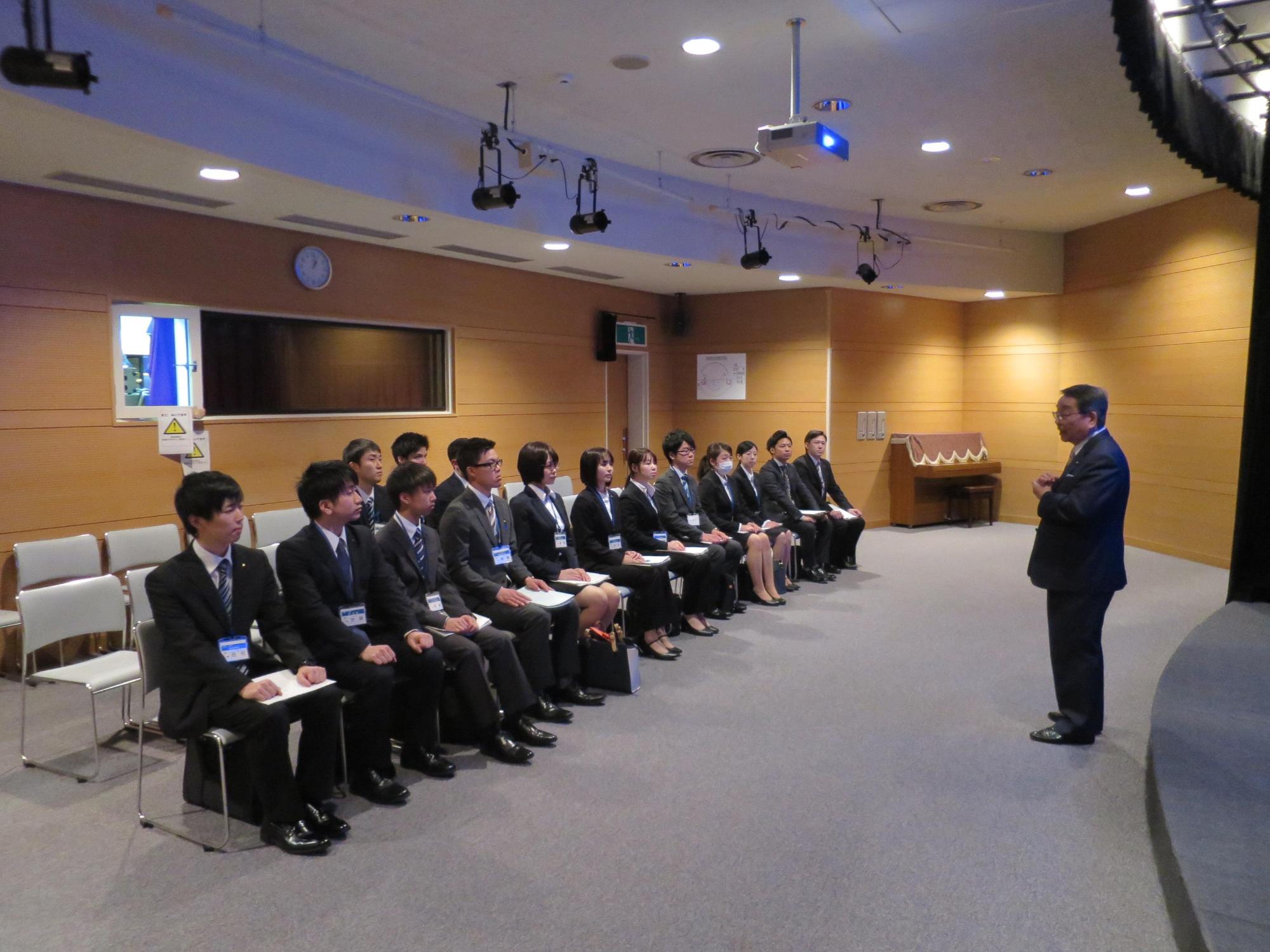 「人事異動辞令交付式」にて挨拶をしている原田市長の写真