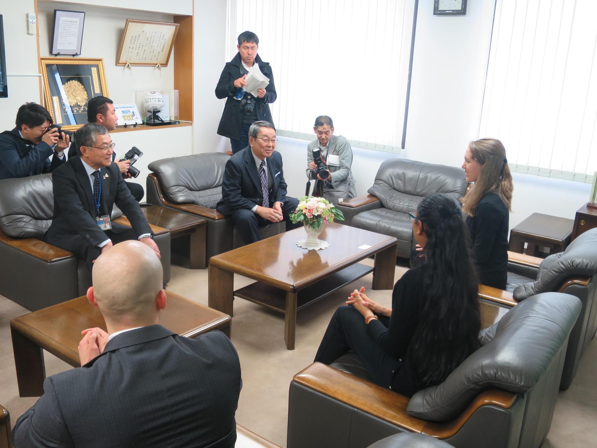 外国語指導助手アレキサンドラ・ゴアさんが着任の挨拶に原田市長を訪れている写真