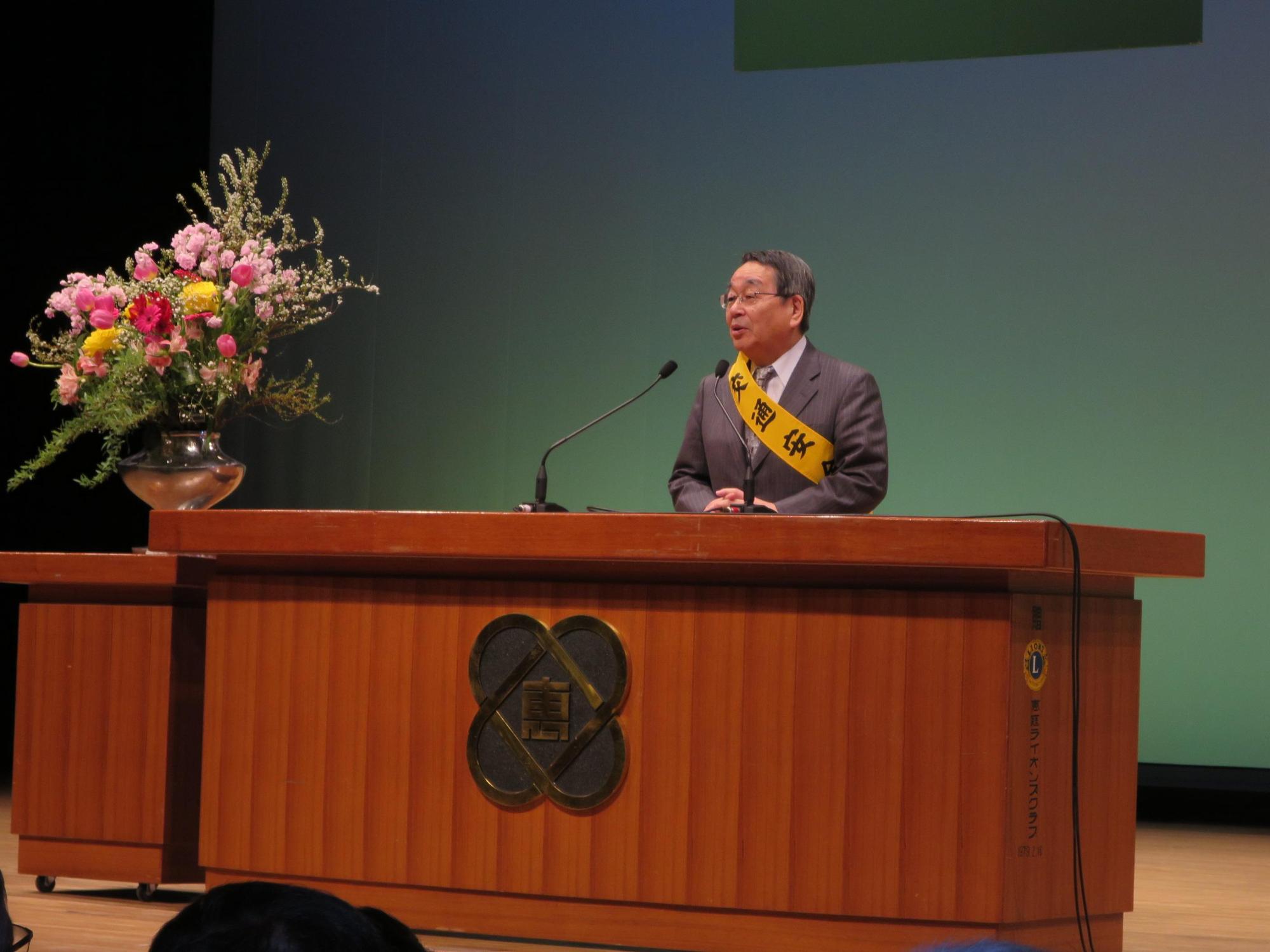 「交通事故抑止市民大会」にて挨拶をしている原田市長の写真