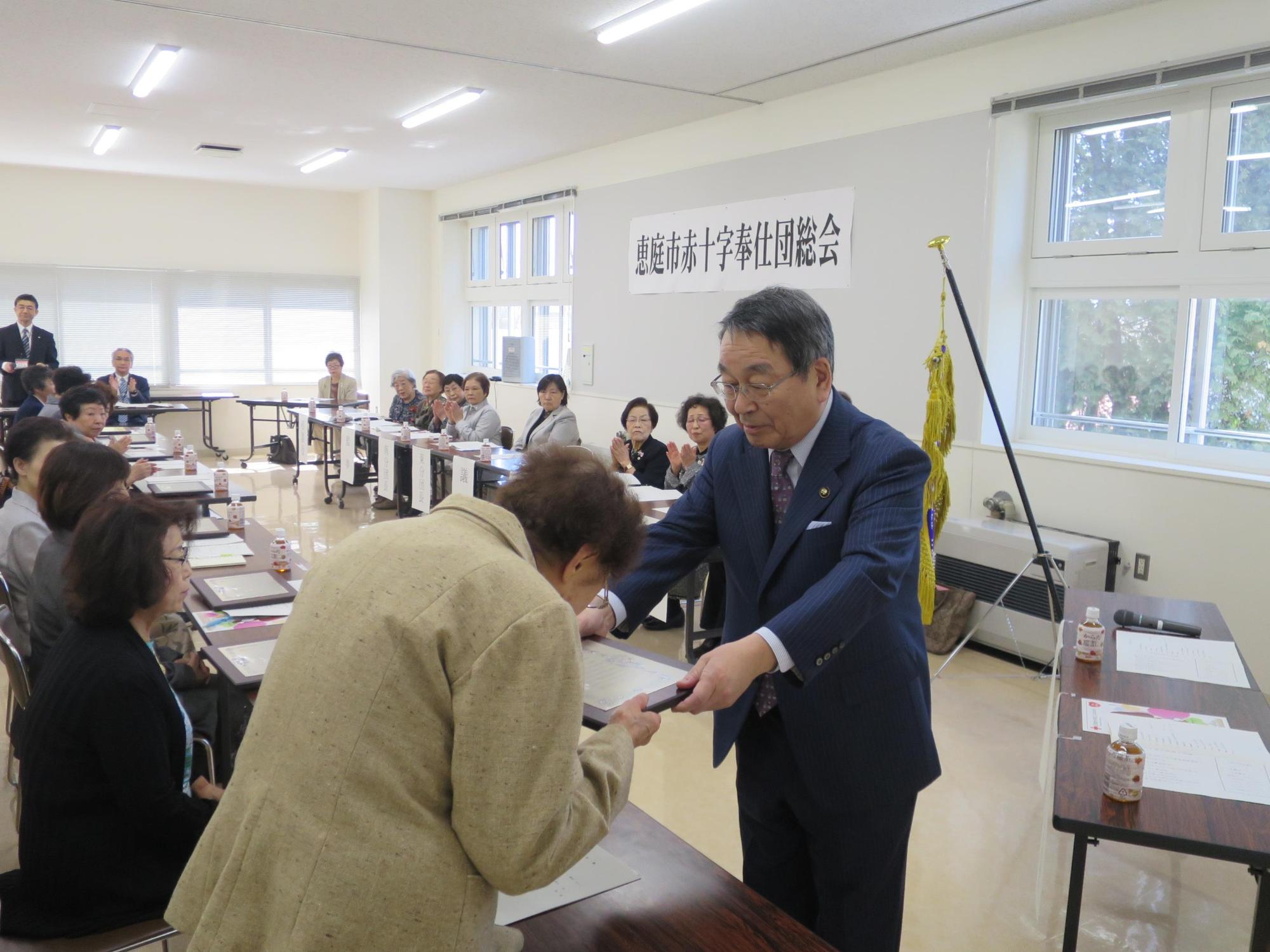 原田市長から長年にわたり活動されている団員の方々への有効賞の贈呈している写真2