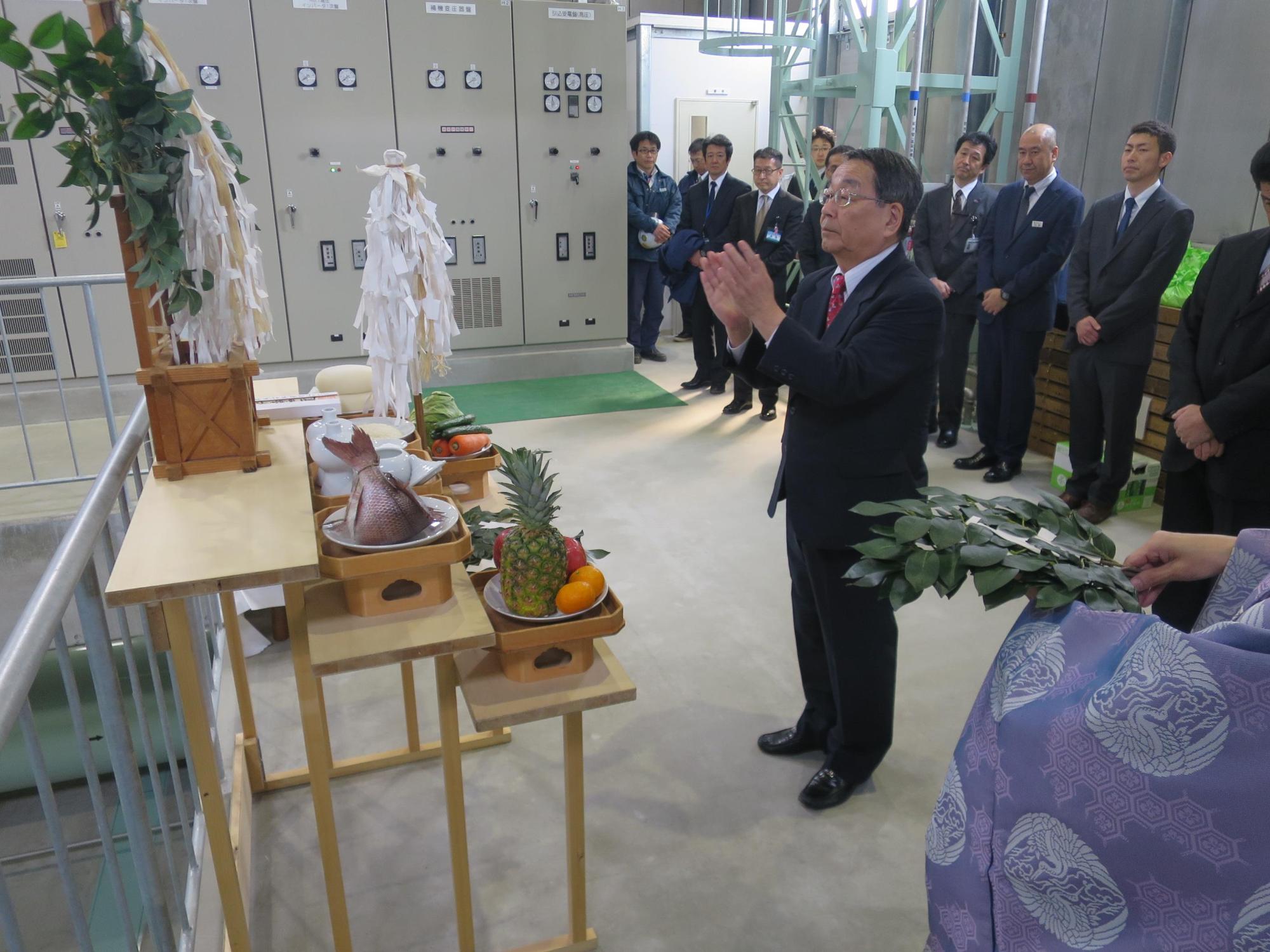 神棚の前にて安全操業と豊穣を祈願している原田市長の写真