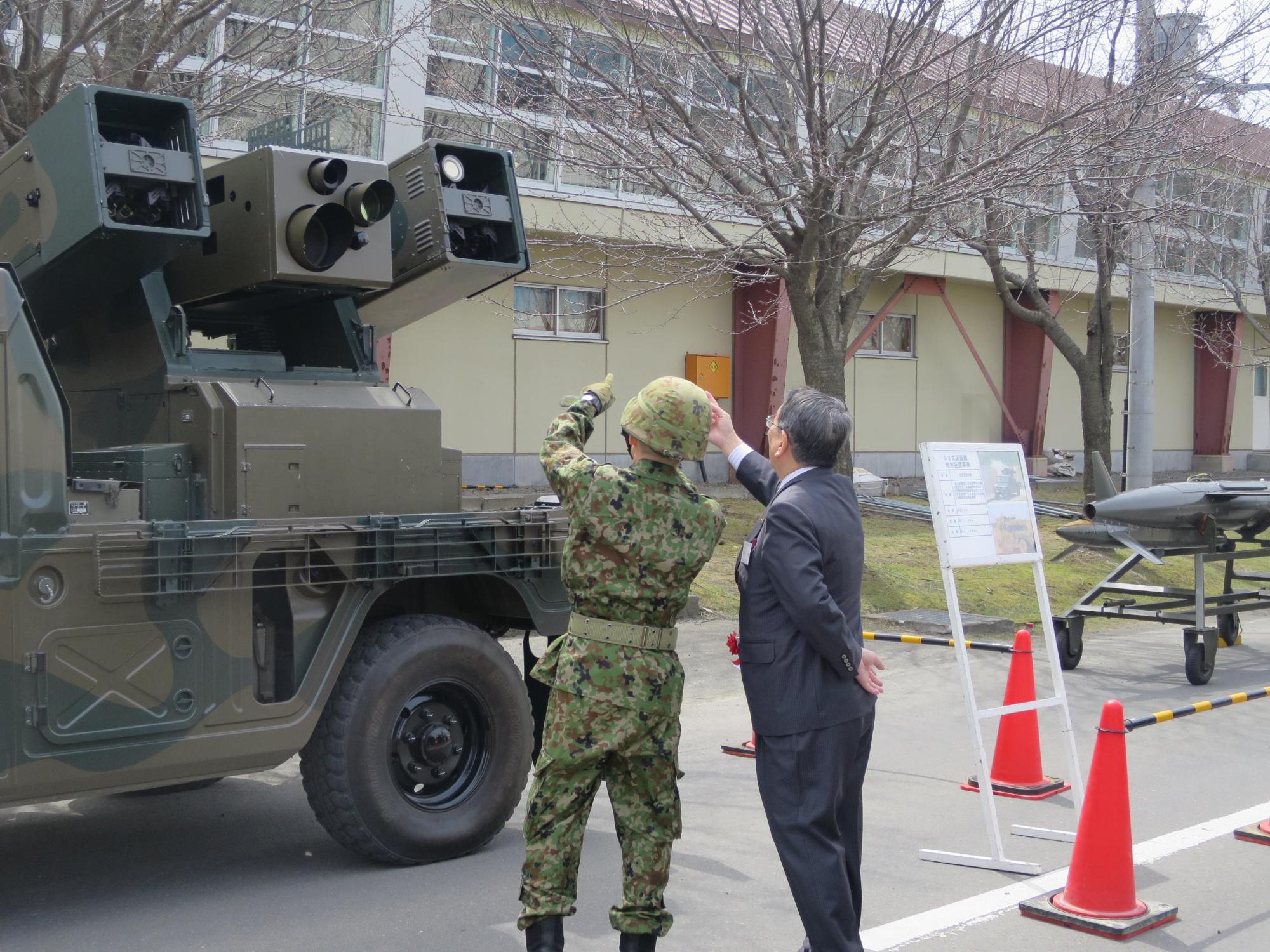 東千歳駐屯地で隊員に戦車の説明を受けている原田市長の写真