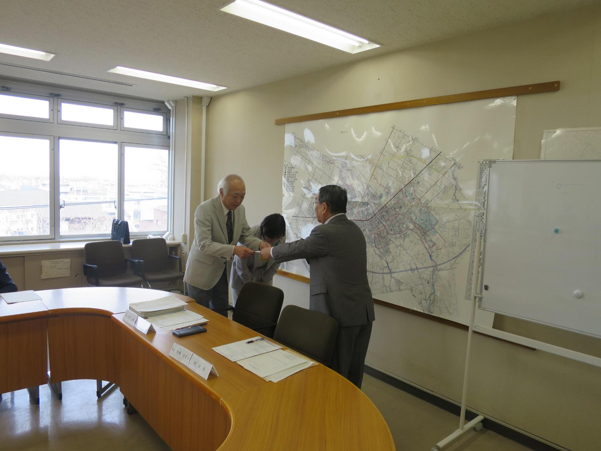 ごみの分別収集等に関する諮問書を提出している原田市長の写真