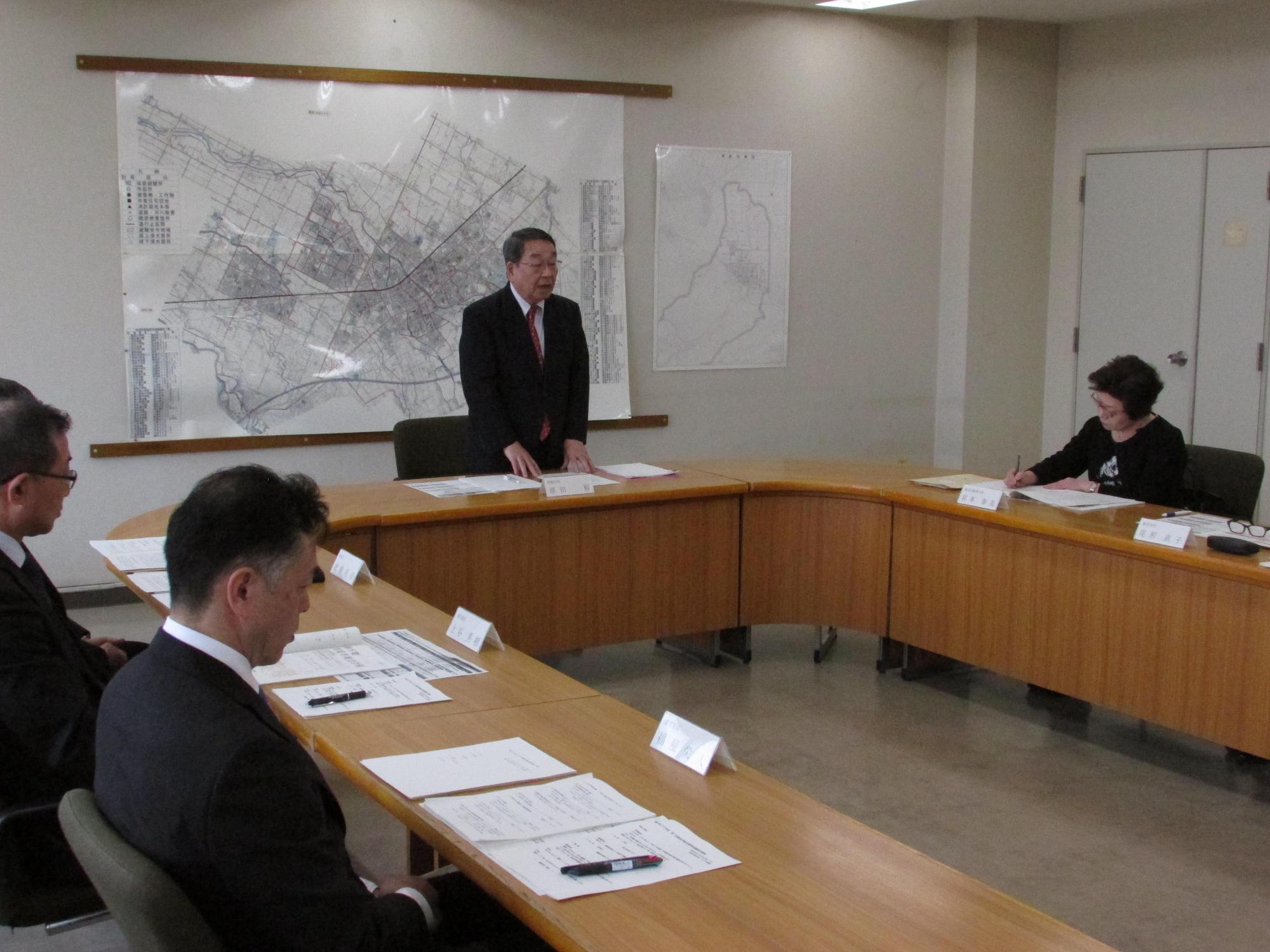 「平成30年度第1回恵庭市総合教育会議」にて挨拶をしている原田市長の写真