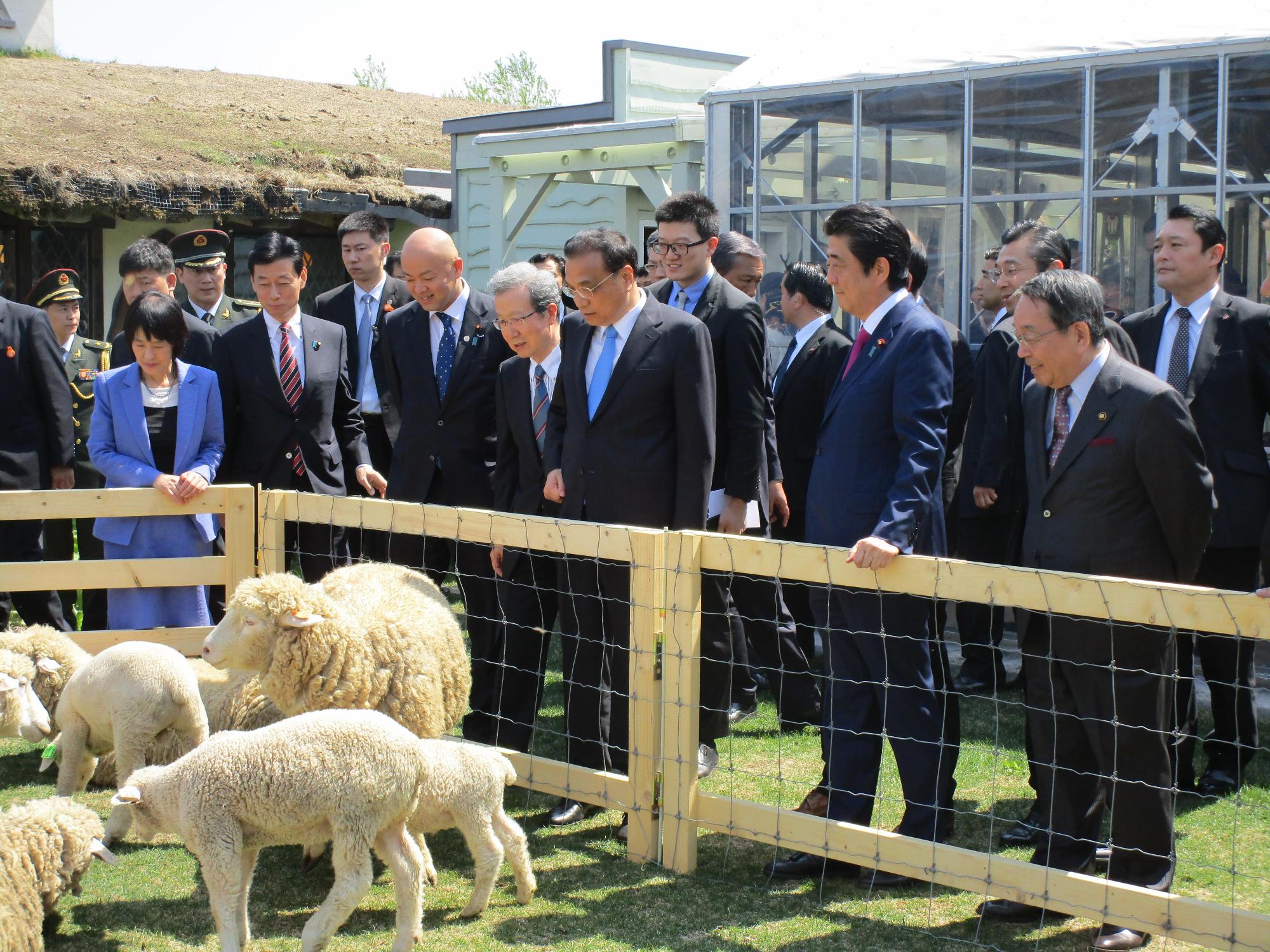 えこりん村へ中国の李克強首相、安部総理、高橋北海道知事が訪問されている写真
