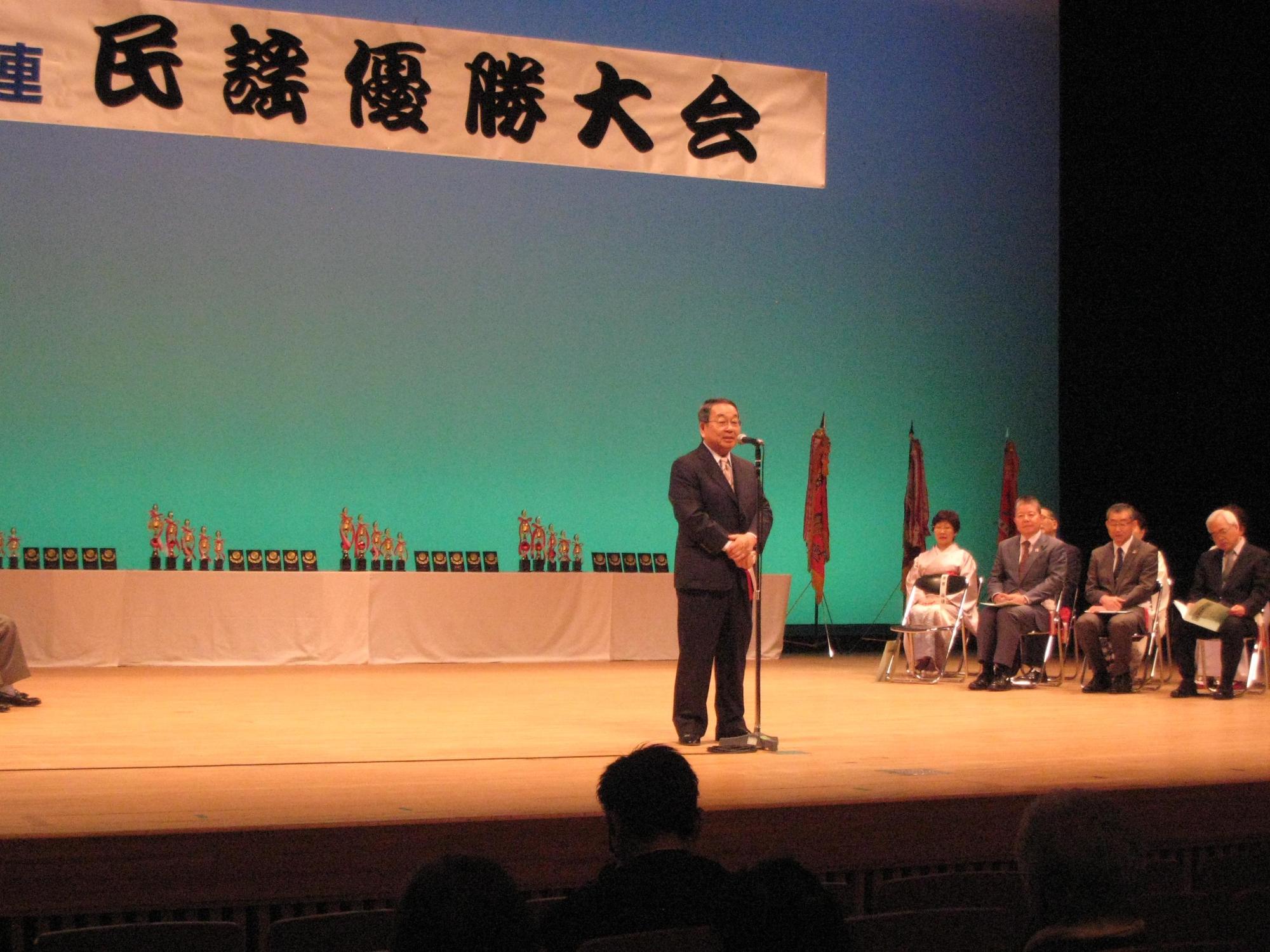 「第50回道央地区連民謡優勝大会」にて挨拶をしている原田市長の写真