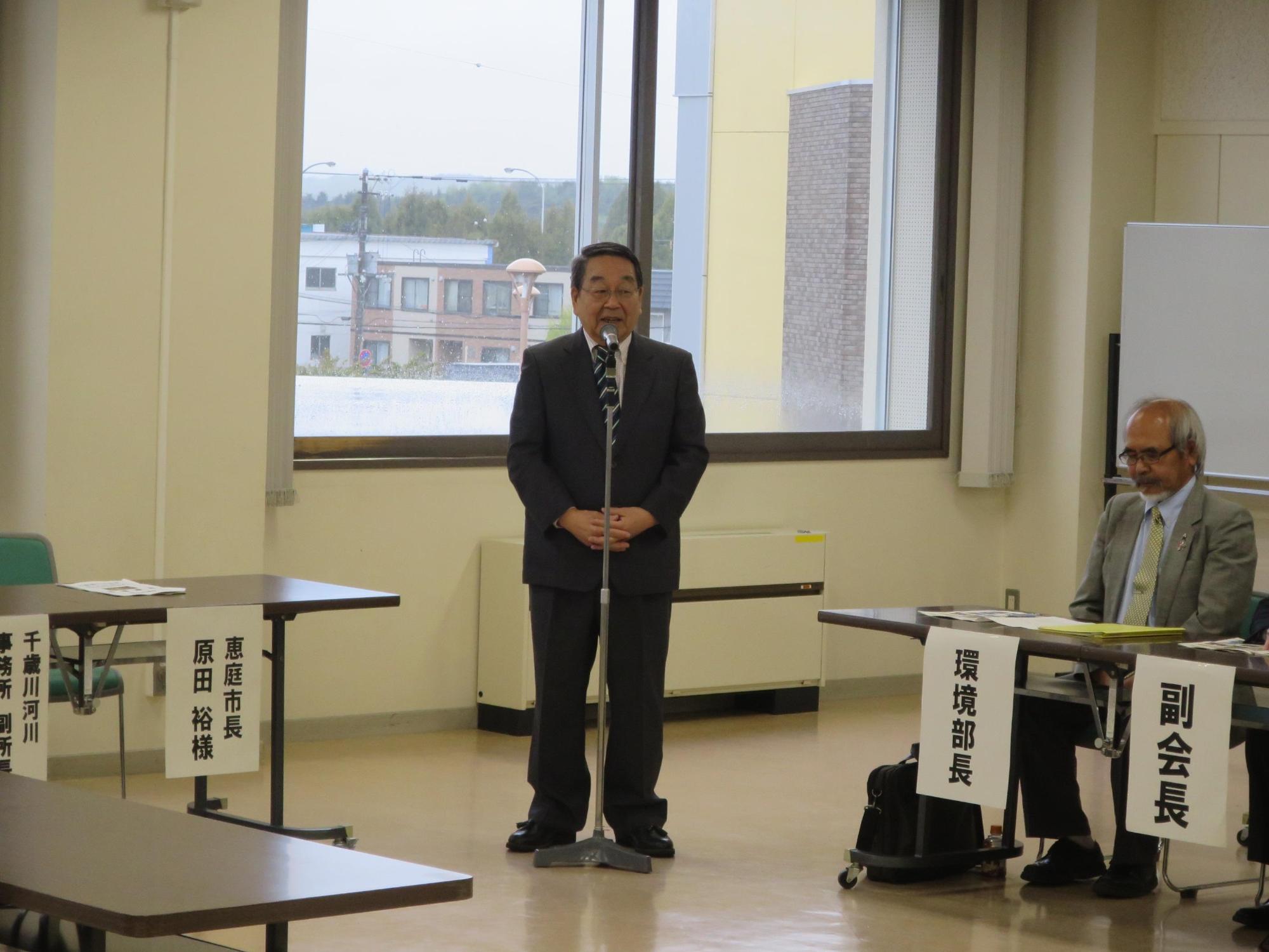 「恵庭河川愛護会総会」にて挨拶をしている原田市長の写真