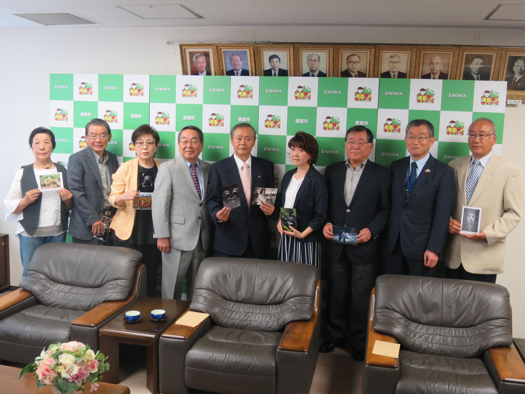 入選報告にいらした恵庭写真協会の方と原田市長が記念撮影している写真