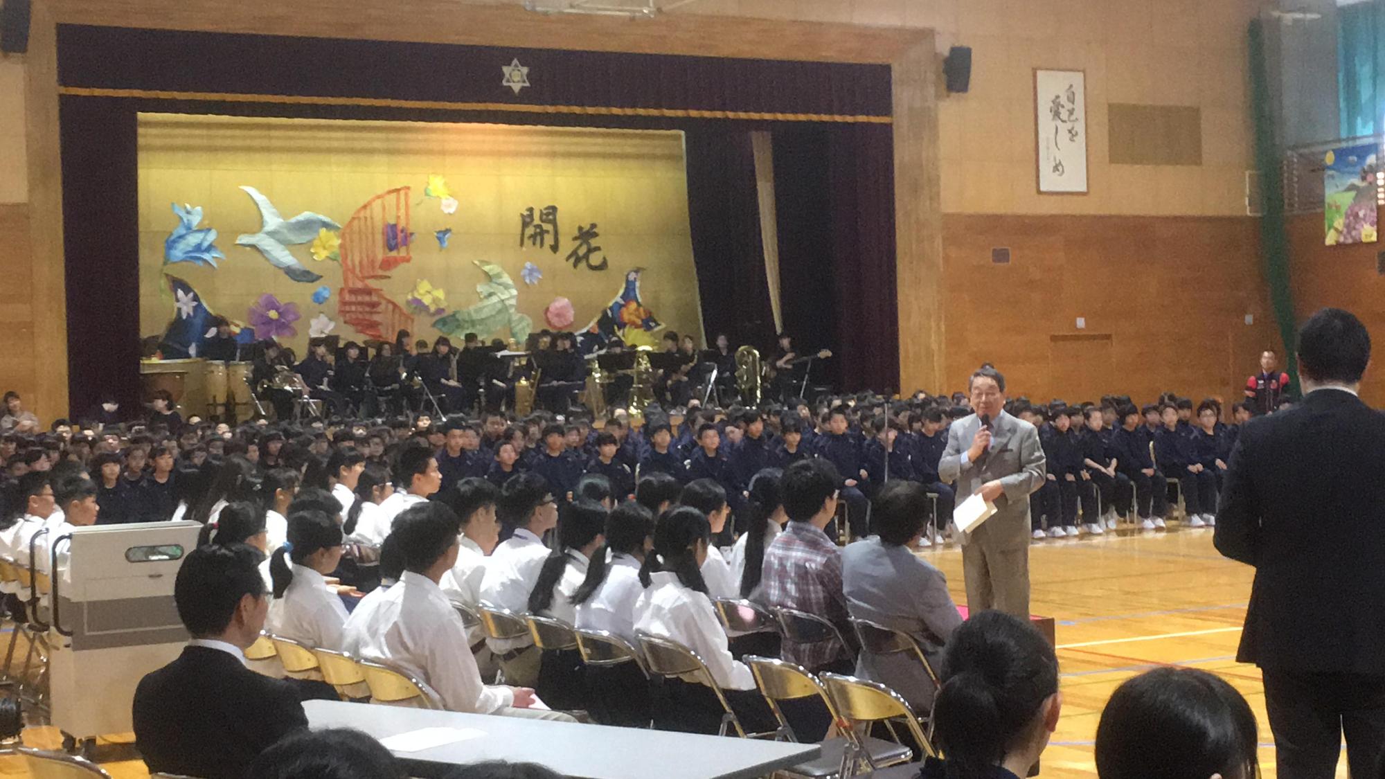 台湾の中学生が恵明中学校を訪れ、歓迎セレモニーにて挨拶をしている原田市長の写真