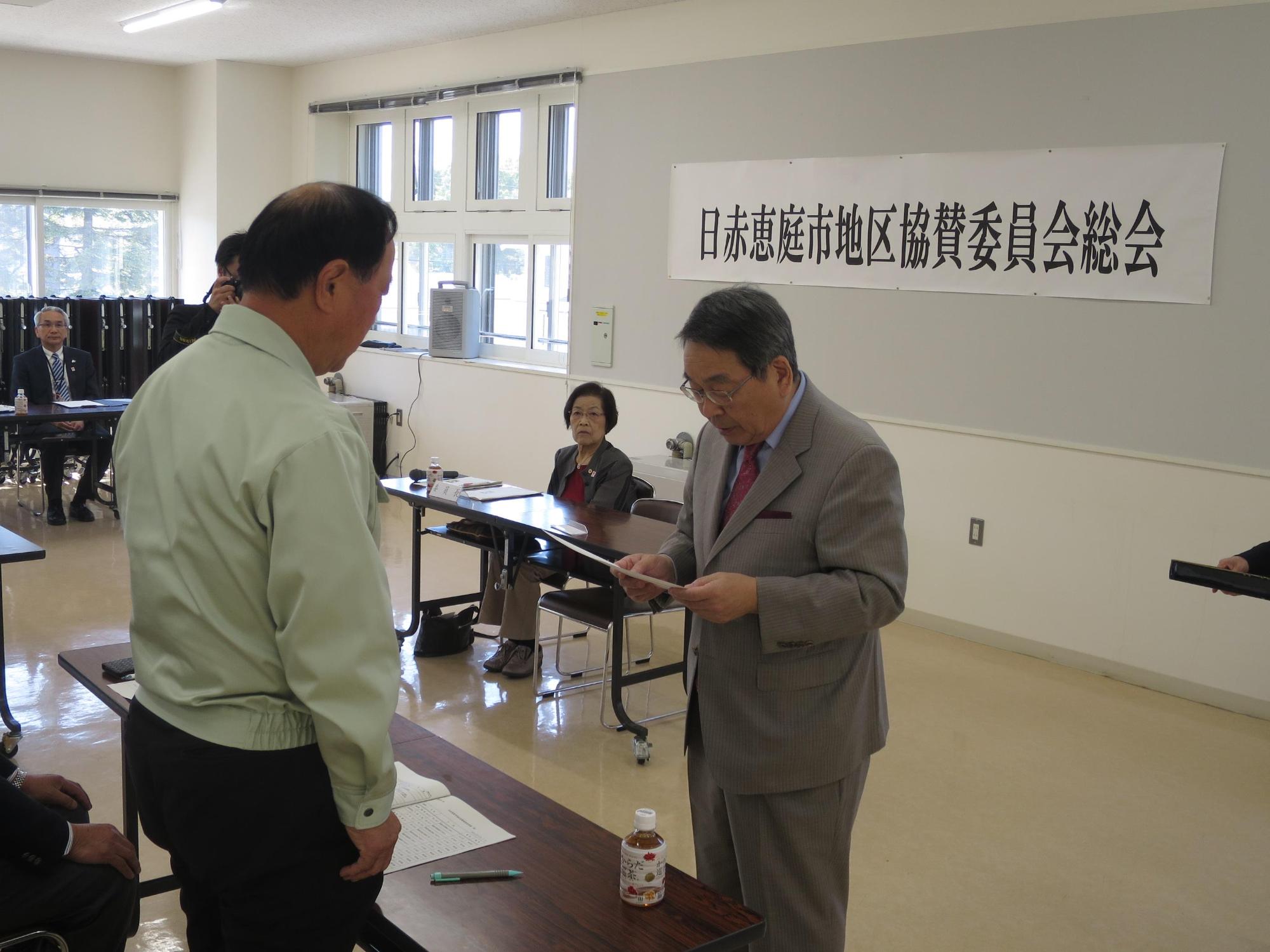 新役員へ委任状を交付している原田市長の写真