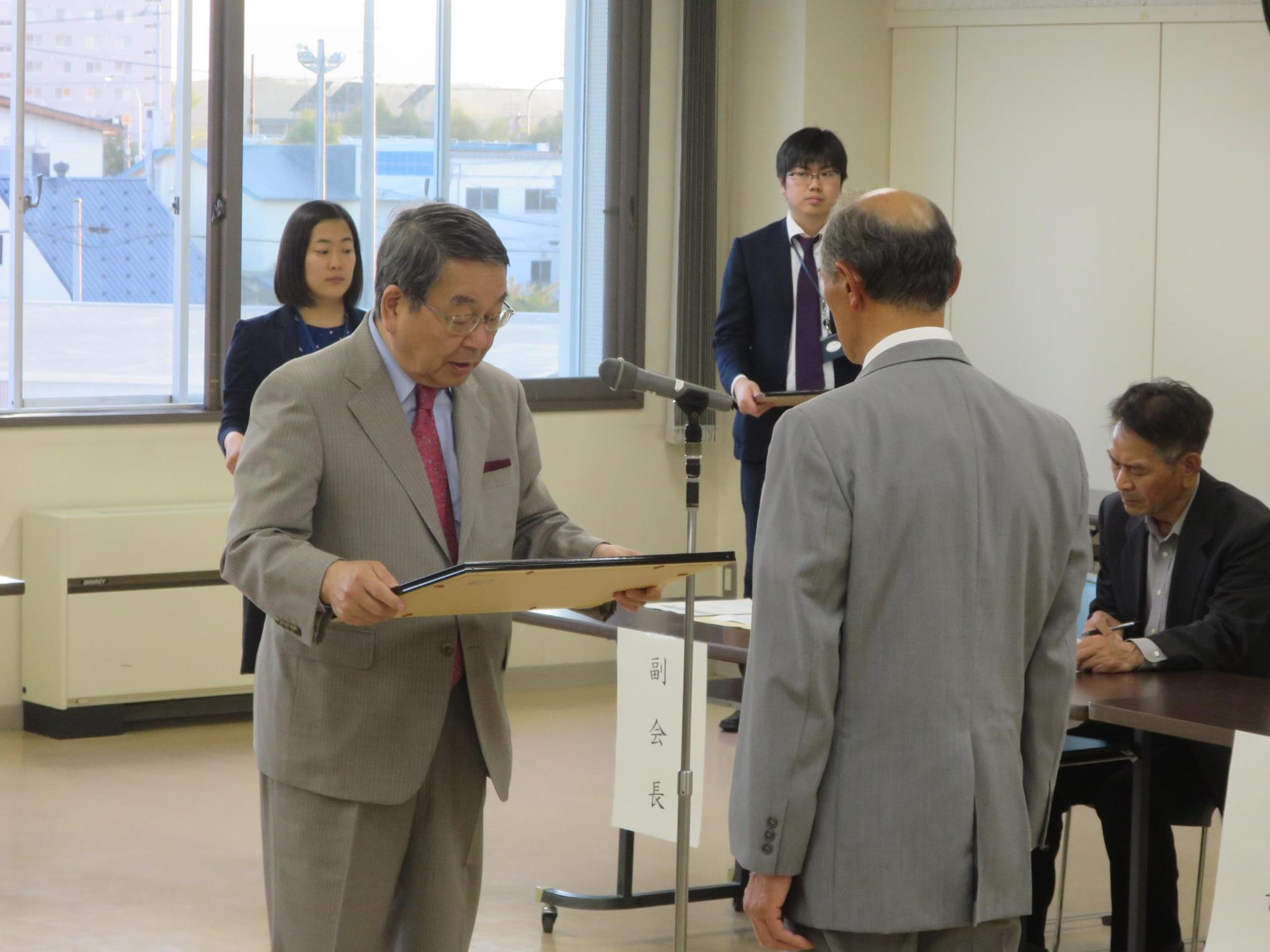 長年に亘り活動された役員の方々へ恵庭市長賞を伝達している原田市長の写真