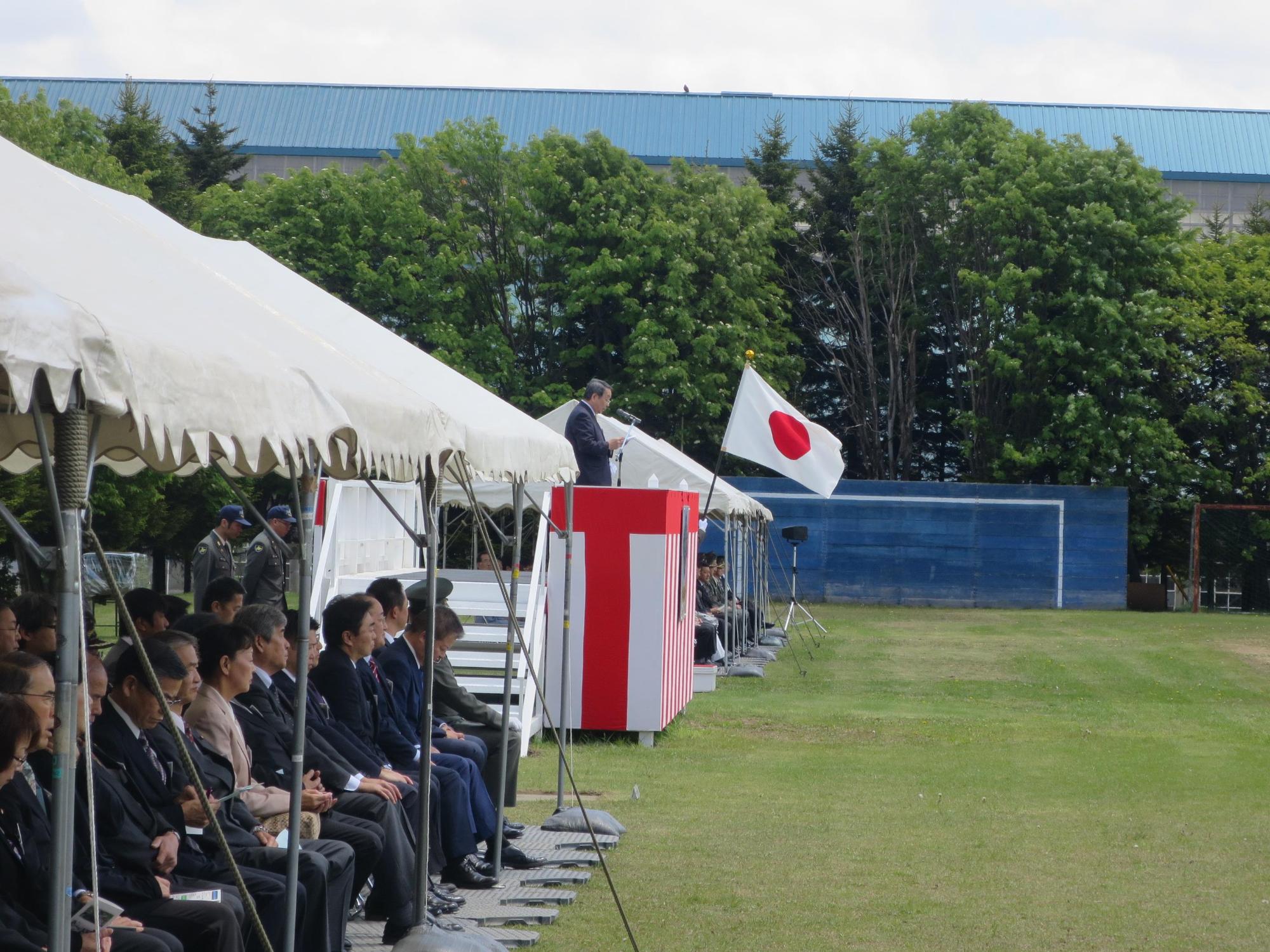 「北部方面後方支援隊創隊18周年記念行事」にて挨拶をしている原田市長の写真
