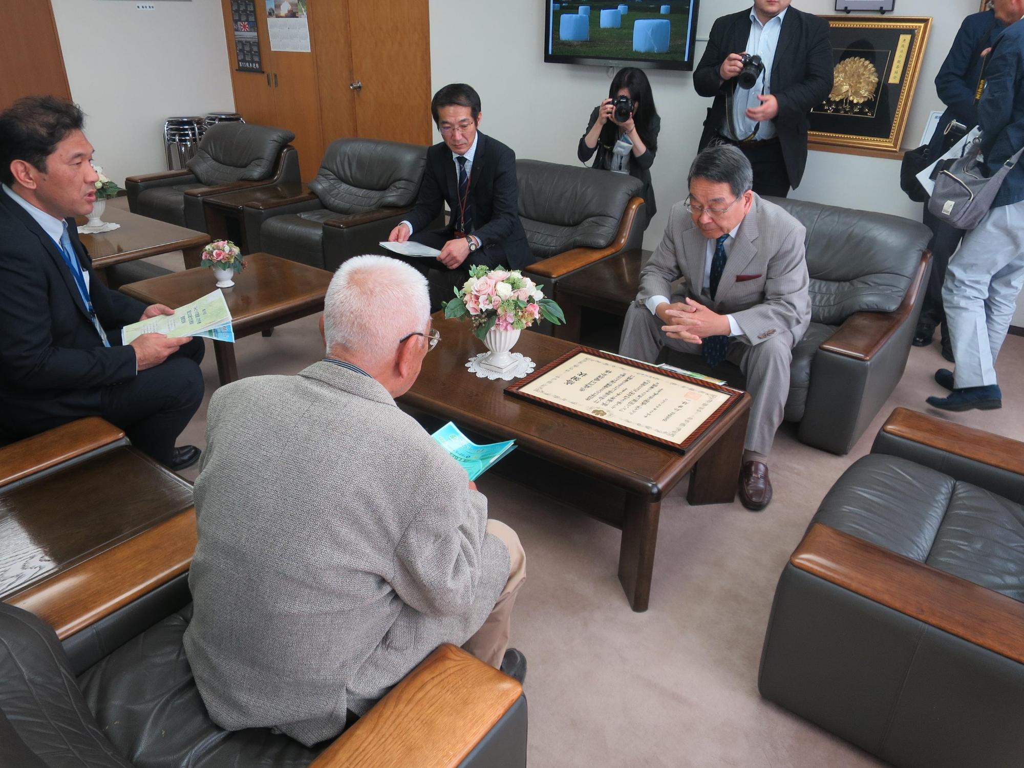 恵庭河川愛護会の三浦会長が功労者国土交通大臣表彰を受賞報告を原田市長にしている写真