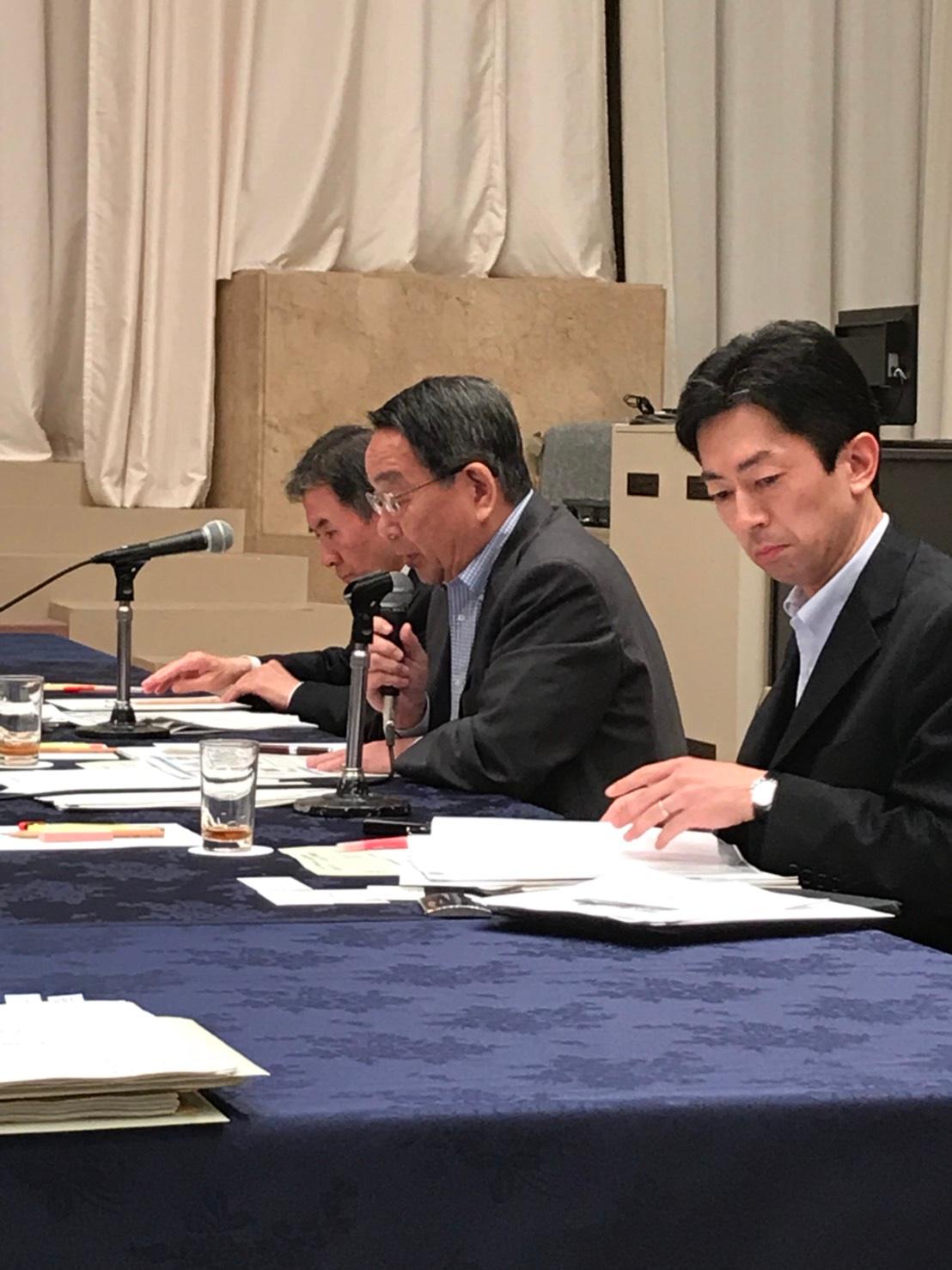 「北海道創生協議会」にて意見を述べている原田市長の写真