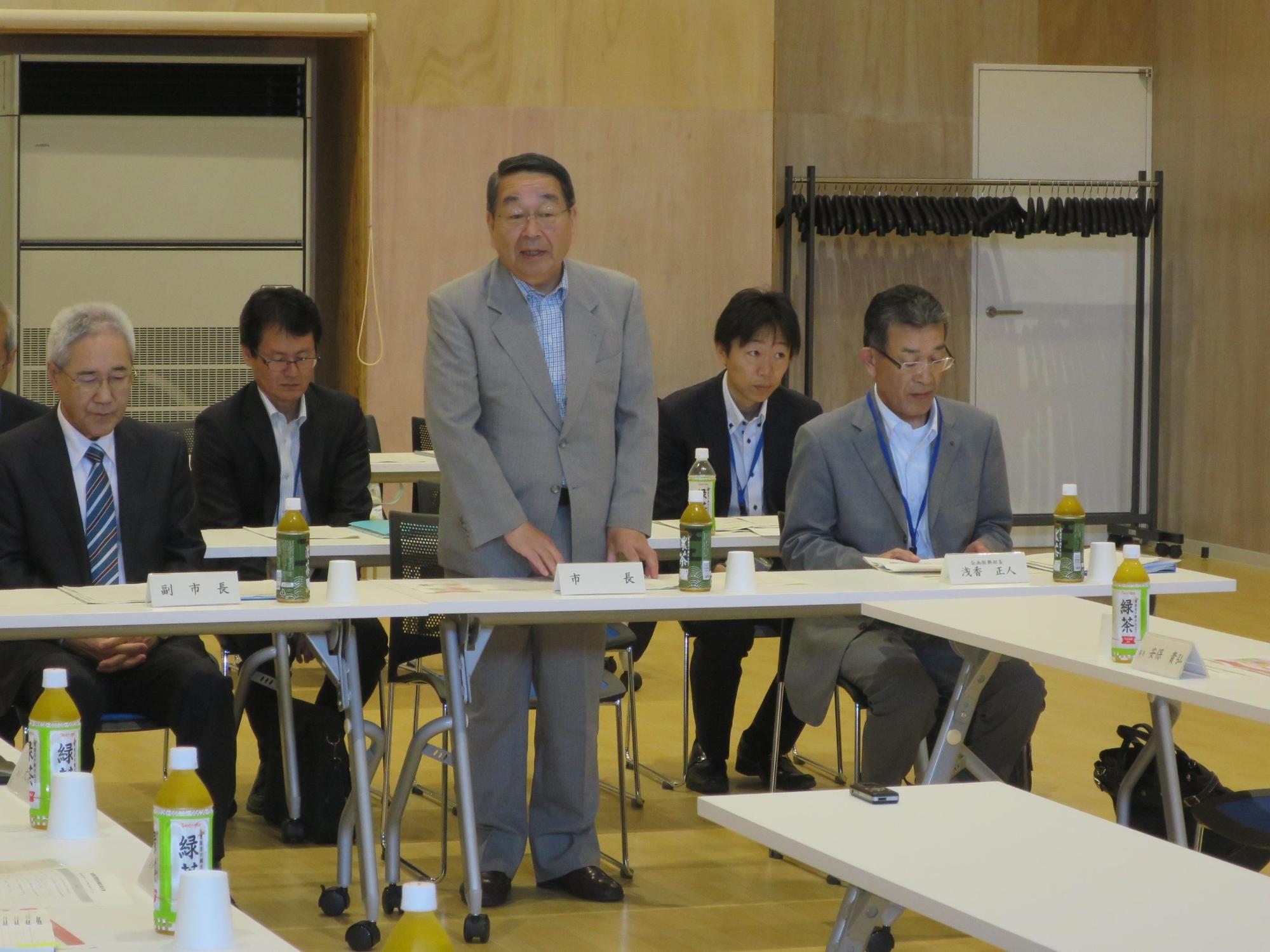 「恵庭創生懇談会」にて挨拶をしている原田市長の写真