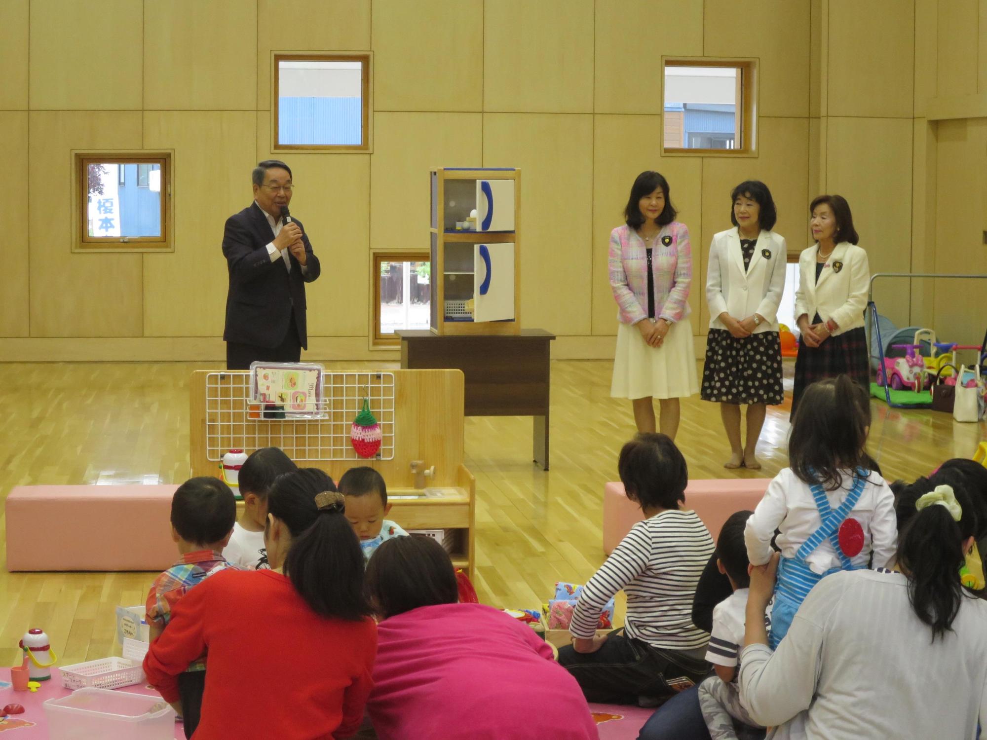 「国際ソロプチミスト恵庭による遊具の贈呈式」にて挨拶をしている原田市長の写真