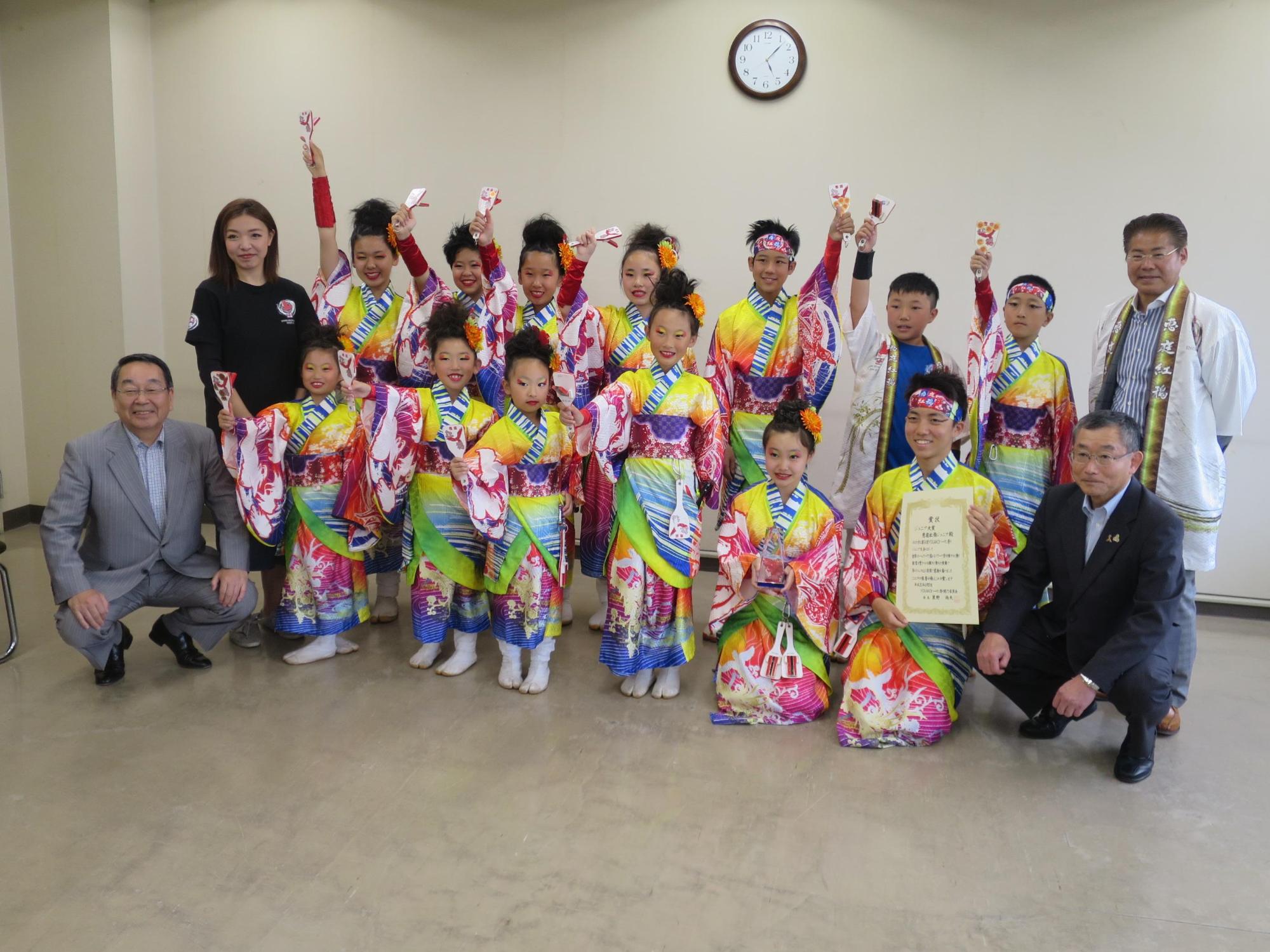 恵庭紅鴉（えにわべにがらす）の小中学生13人と原田市長が記念撮影している写真