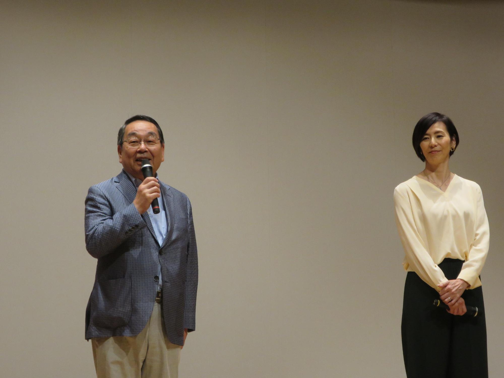 地域貢献イベント「スポーツ×健康＝地域活性化」にて挨拶をしている原田市長の写真