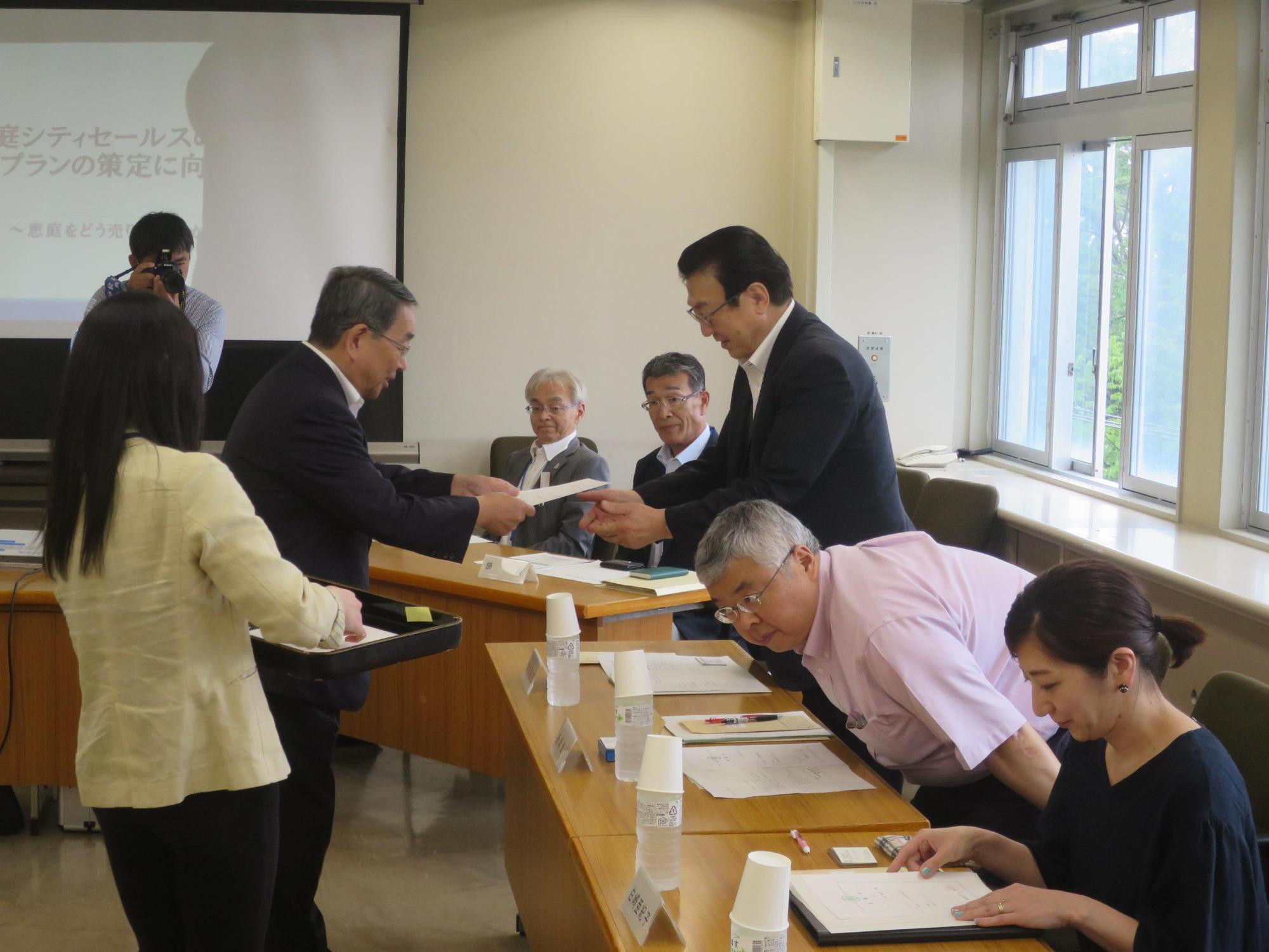 委員へ委嘱状の交付をする原田市長の写真